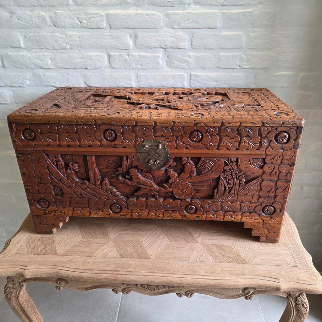 Chinese Kamferhouten Kist - Rijk Handgestoken Snijwerk, Antiek en Kunst, Ophalen