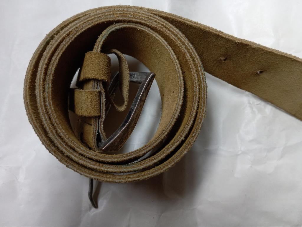 TALKING FRENCH - riem in okergeel suède, 110 cm, Ophalen of Verzenden, Zo goed als nieuw