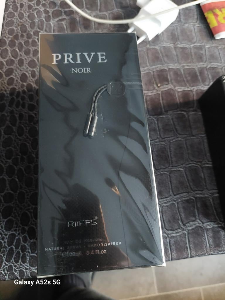 Parfum privé noir de la maison riifs, Enlèvement