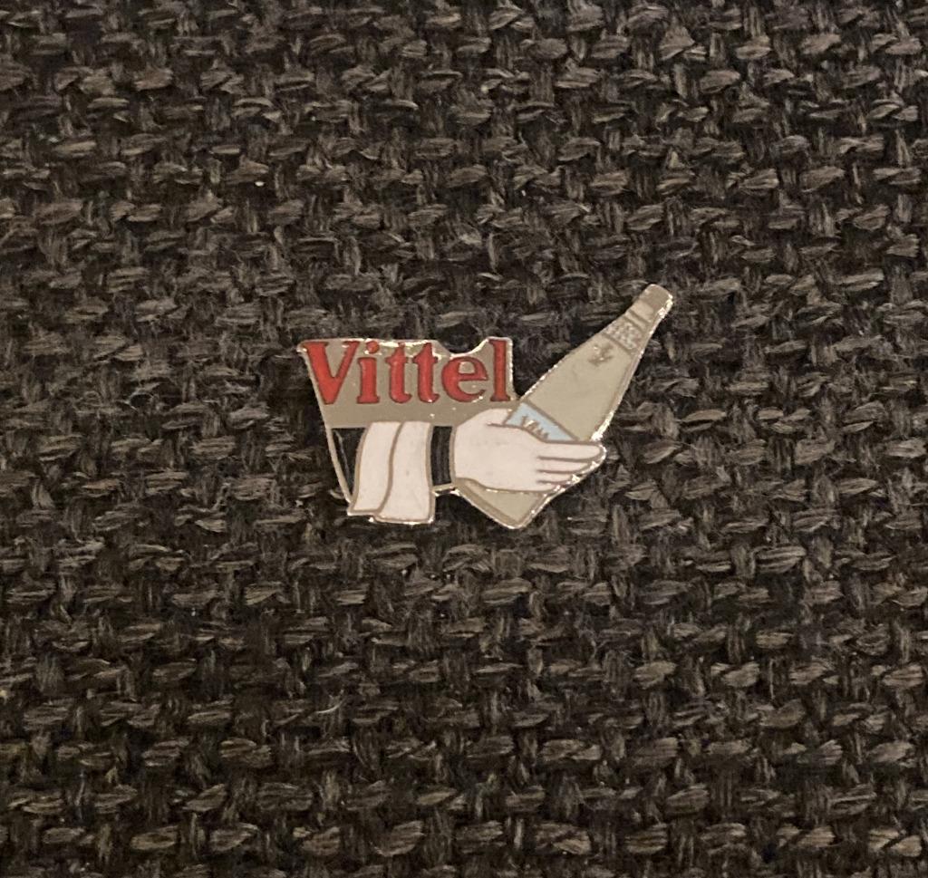 PIN - VITTEL - WATER - EAU MINÉRALE, Collections, Envoi, Utilisé, Marque, Insigne ou Pin's