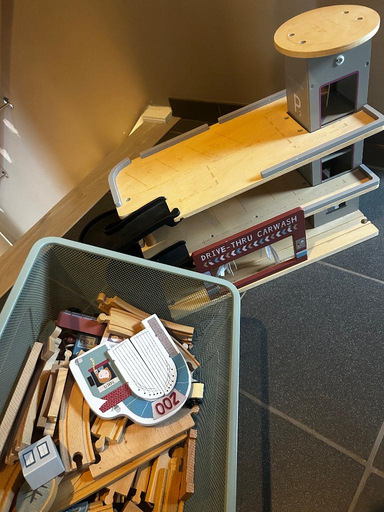 Little Dutch houten treinbaan + parkeergarage/carwash, Ophalen, Zo goed als nieuw, Overige typen