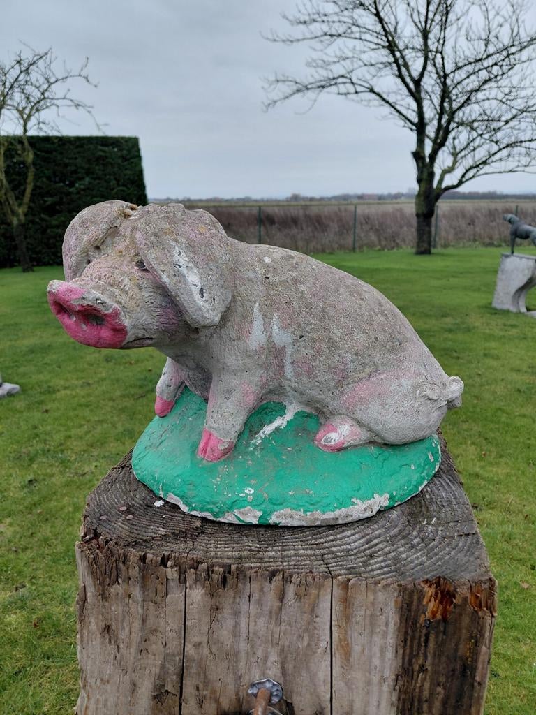 oud betonnen beeld van een varken, Enlèvement, Utilisé, Pierre