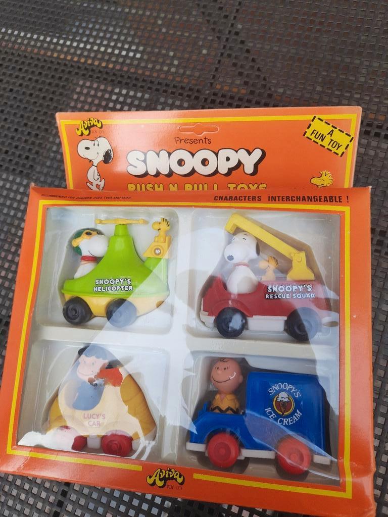 SNOOPY SET van 4 PUSH-N-PULL VOERTUIGEN * NIEUW *VINTAGE, Verzamelen, Stripfiguren, Nieuw, Beeldje of Figuurtje, Snoopy, Ophalen