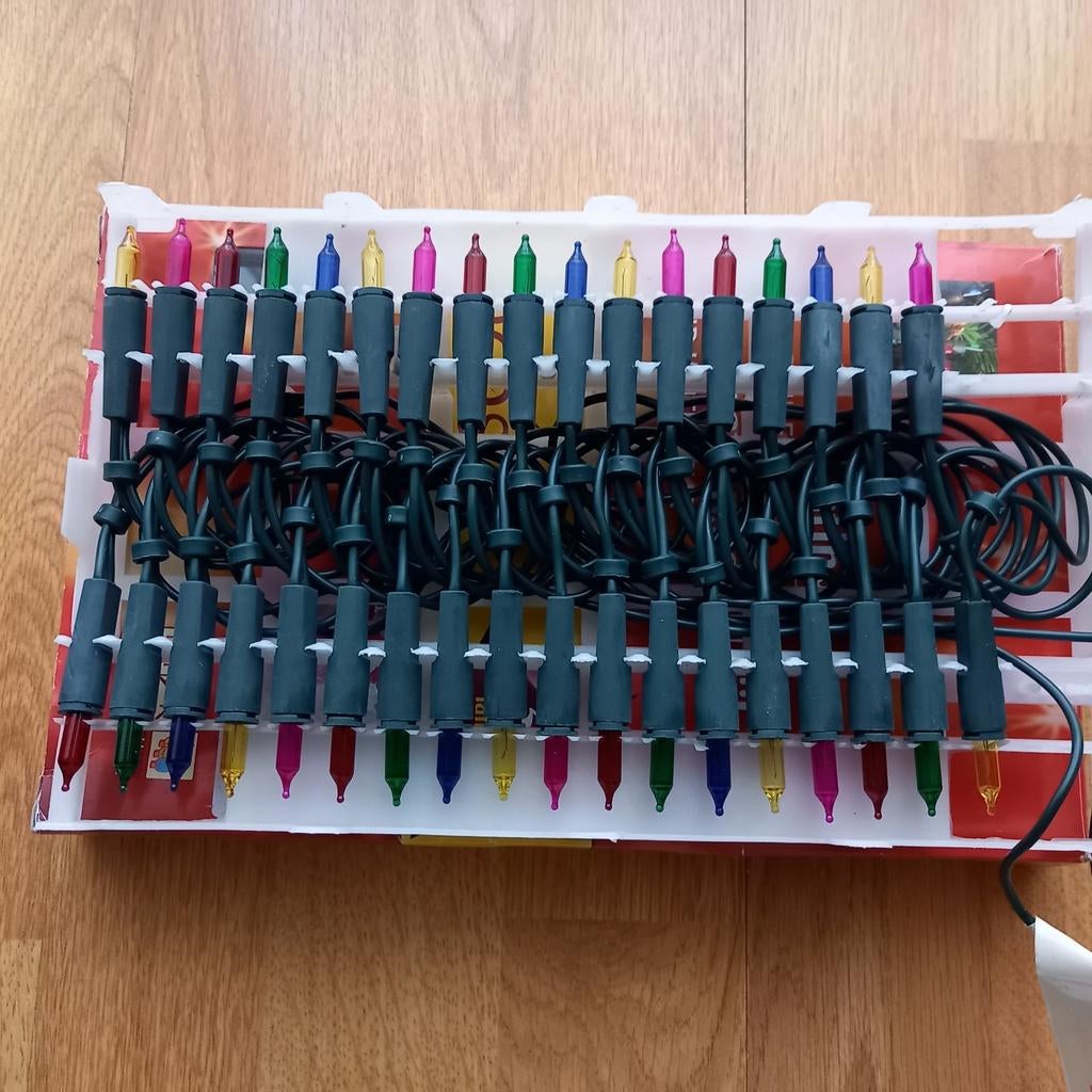 KERSTBOOM AL GEZET, AFBREKEN,WANT DEZE LICHTJES MOETEN ERIN, Diversen, Ophalen of Verzenden