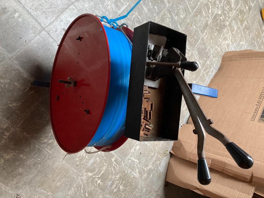 dérouleur de sangle d'arrimage avec pince à sceller, Enlèvement, Comme neuf