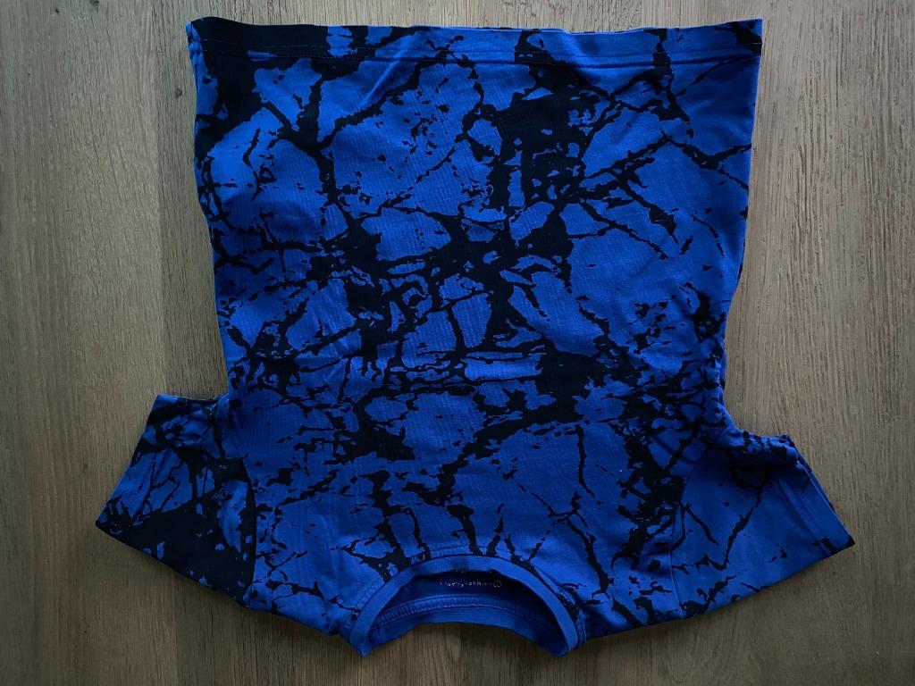 Donkerblauwe T-shirt met zwarte decoratie maat 104, Ophalen of Verzenden, Gebruikt, Jongen, Shirt of Longsleeve