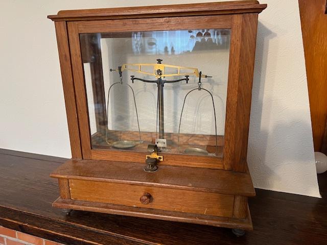 Antieke apothekers weegschaal in kastje, Antiek en Kunst, Ophalen