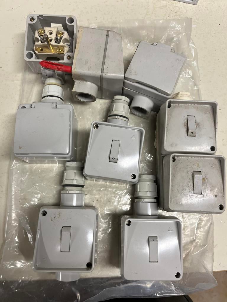 Elektrisch materiaal + oude zekeringen, Doe-het-zelf en Bouw, Elektriciteit en Kabels, Ophalen, Zo goed als nieuw