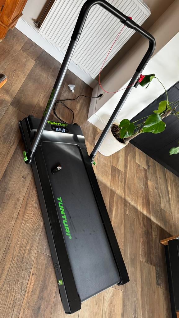 Tapis de course pliable TUNTURI Cardio Fit T10, 12 km/h, Jambes, Tapis roulant, Comme neuf, Enlèvement