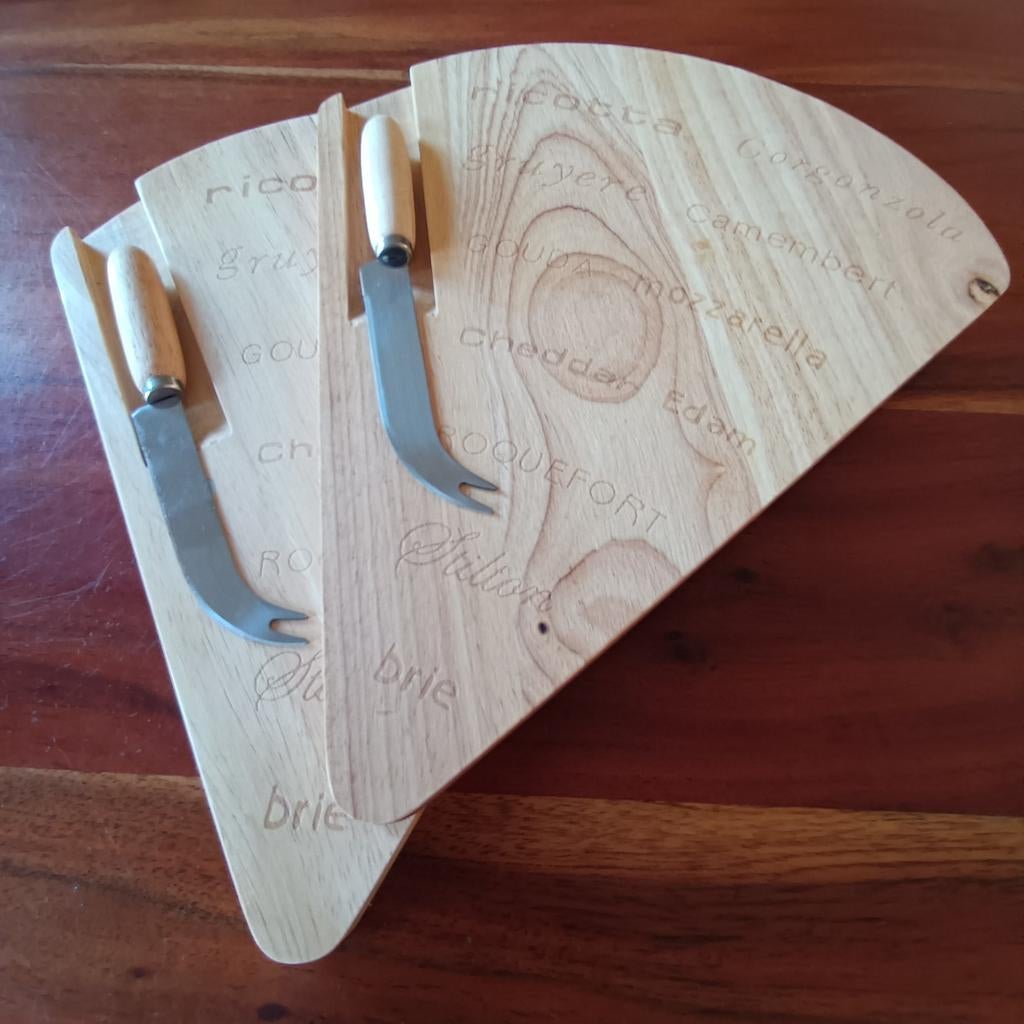2 plateaux à fromages en bois avec leur couteau., Maison & Meubles, Accessoires pour la Maison | Plateaux, Bois, Enlèvement ou Envoi