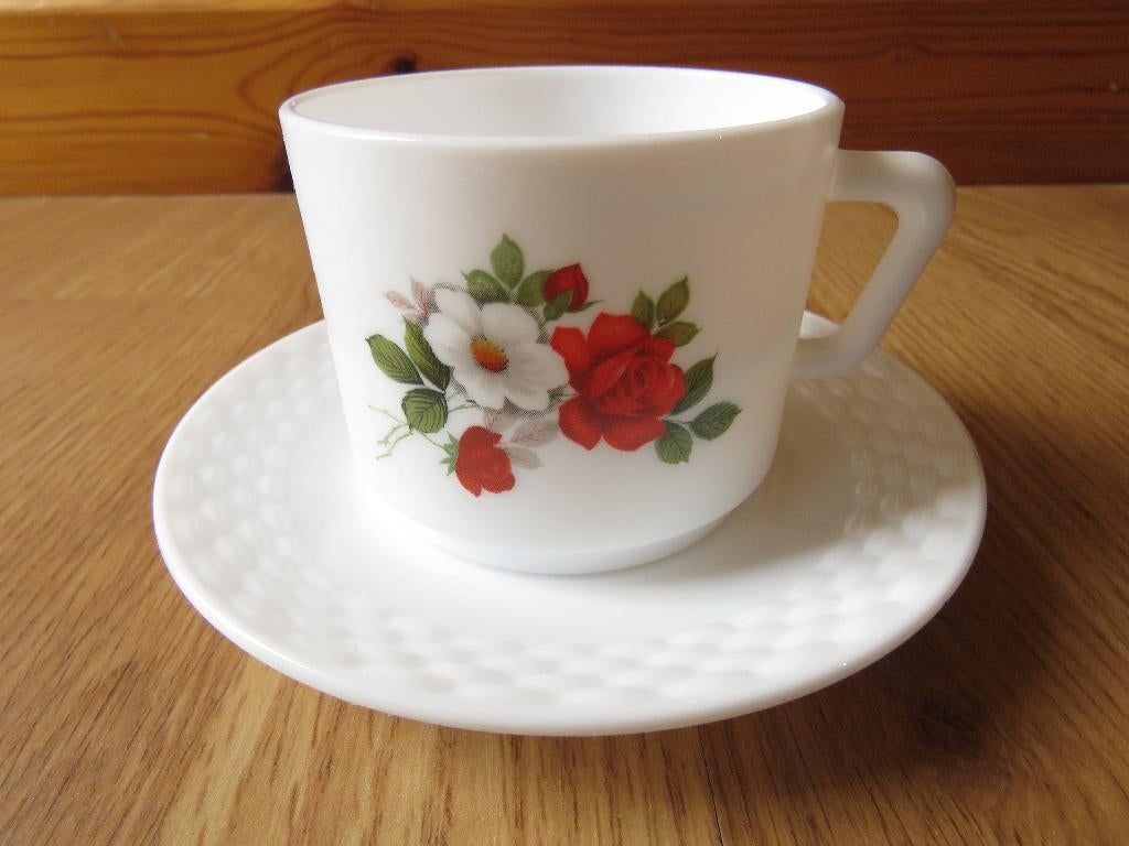 vintage arcopal tasse sous tasse motifs fleuris églantine, Huis en Inrichting, Keuken | Servies, Ophalen of Verzenden, Zo goed als nieuw