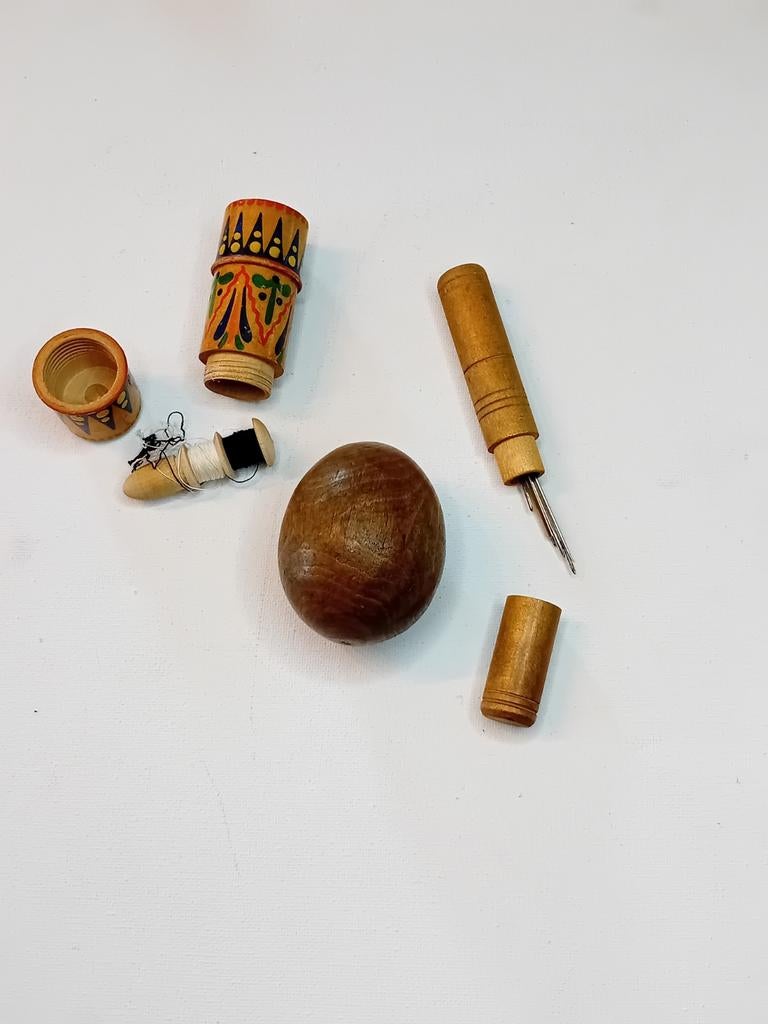Set van 3 antieke naai-voorwerpen van gedraaid hout, Verzenden