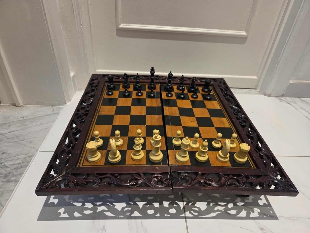 Unieke Houten Schaakset – Met Inklapbare Tafel

Prachtige, Ophalen of Verzenden