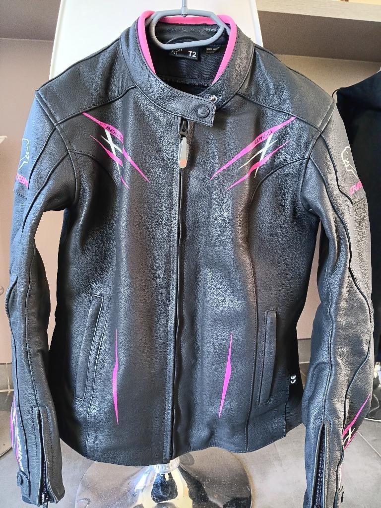 Veste moto femme, Motos, Vêtements | Vêtements de moto, Pantalon | cuir, Enlèvement