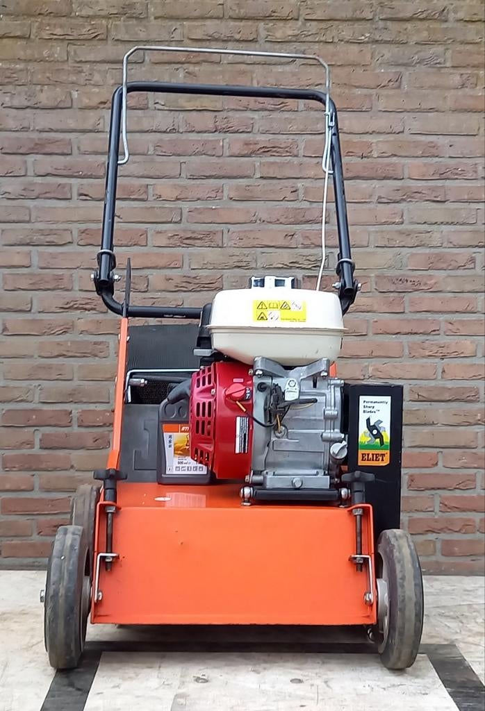 Eliet E401 verticuteermachine, Ophalen