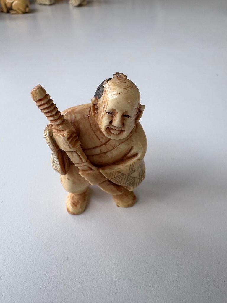 Netsuke man met stok, Ophalen of Verzenden
