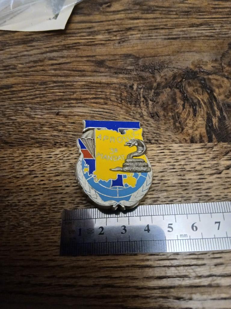 Para-Franse badge APRONUC 3e mandaat, Verzamelen, Verzenden, Landmacht, Embleem of Badge