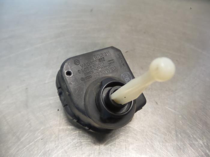 Moteur phare d'un Audi A8 (A8 94-), -, Audi, Utilisé, -