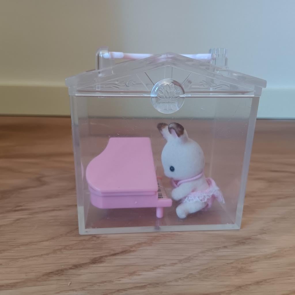 Sylvanian- valisette bébé pianiste (5202), Enfants & Bébés, Jouets | Maisons de poupées, Enlèvement