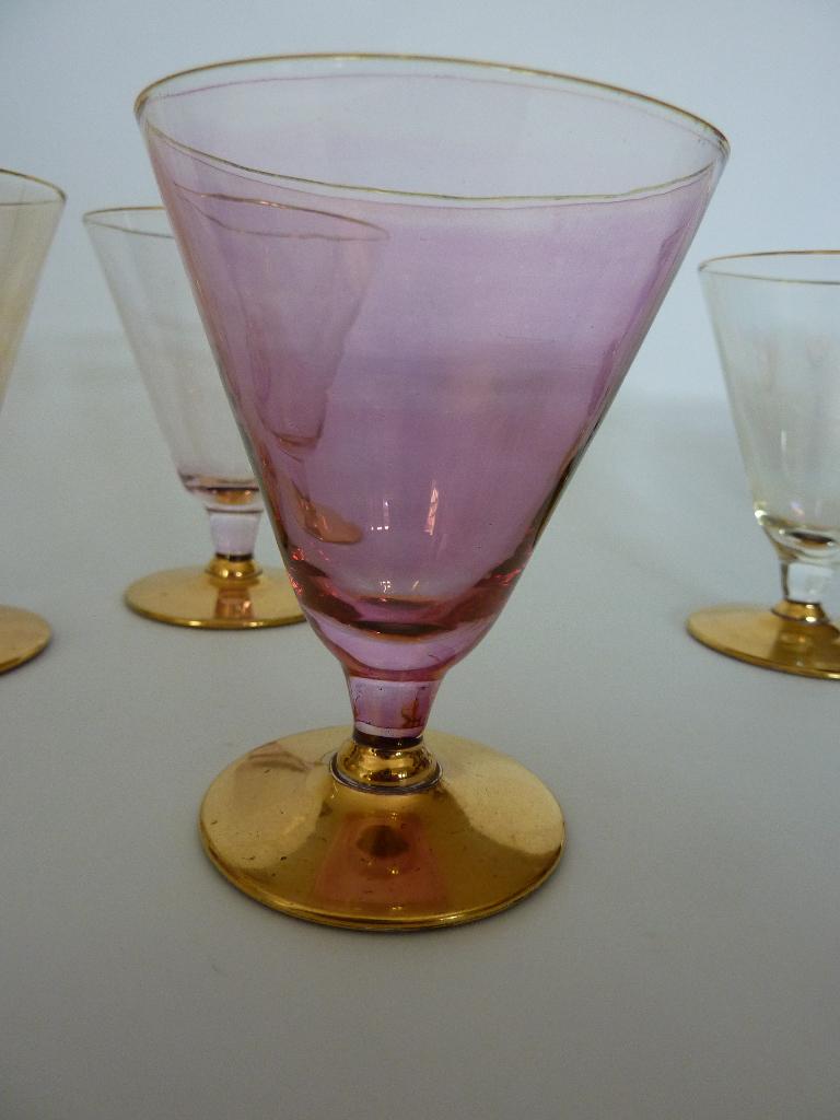 6 verres sur pied doré - hauteur 9,5 cm, Enlèvement