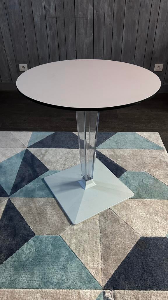 Table design Kartell en super etat, Maison & Meubles, 55 à 75 cm, Design, Rond, Comme neuf