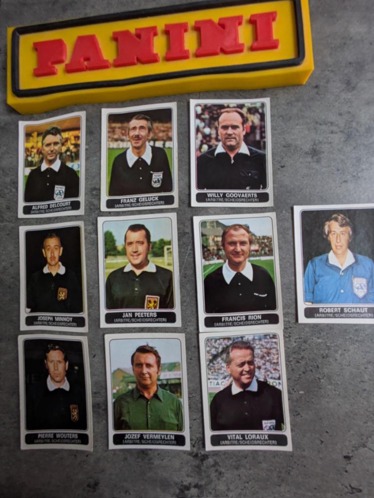 LOT  10 AUTOCOLLANTS PANINI FOOTBALL 1973/74  ARBITRES 1973, Envoi