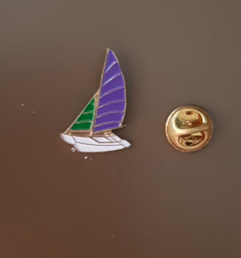 Pin's petit voilier, Enlèvement ou Envoi, Neuf, Sport, Insigne ou Pin's