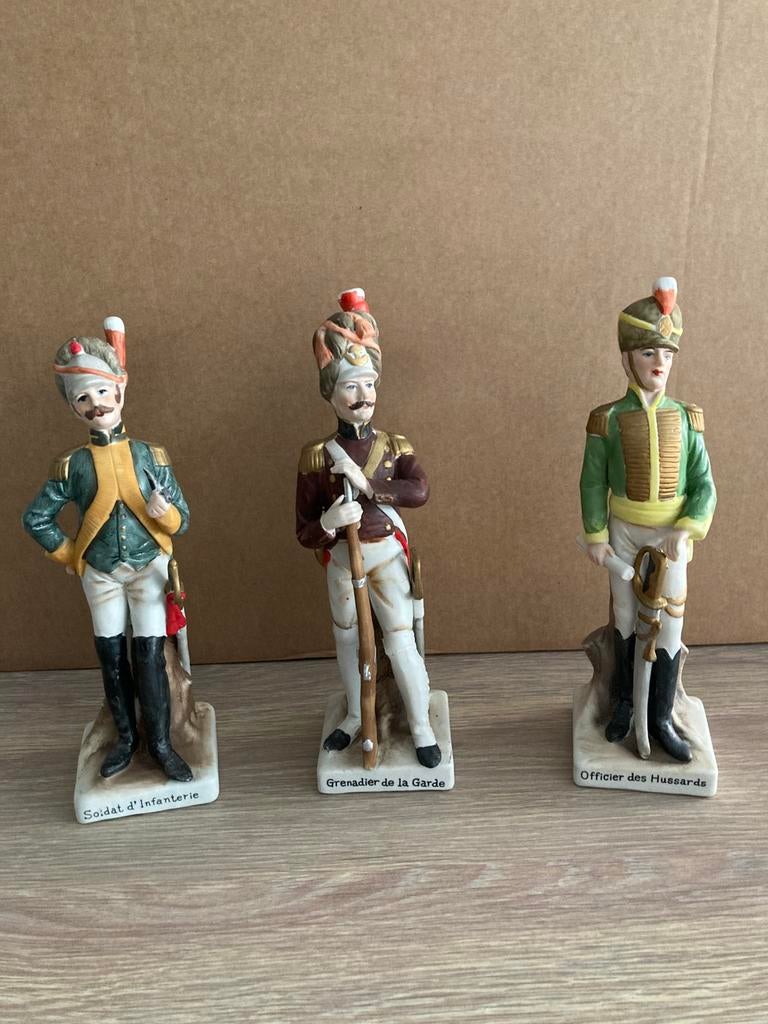 3 figurines militaires de l'époque de Napoléon, Enlèvement ou Envoi
