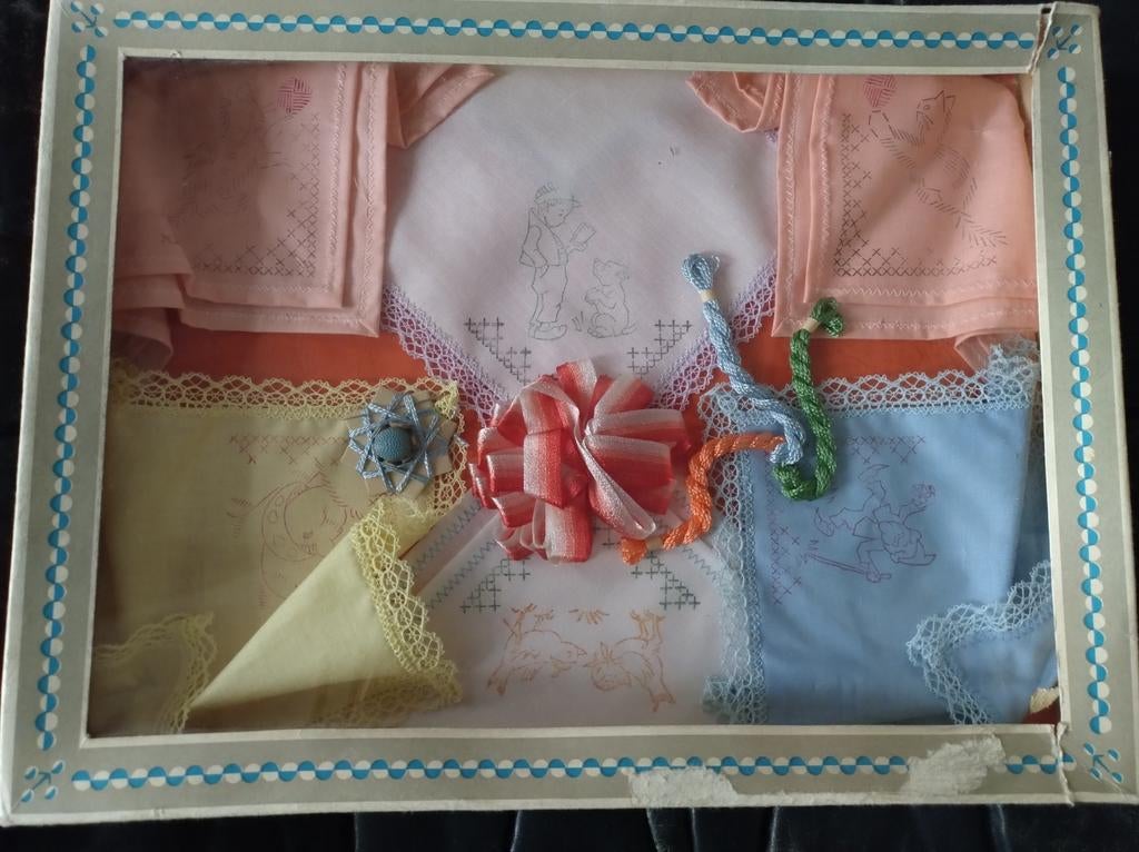 Oude borduurdoos voor zakdoeken, Ophalen of Verzenden