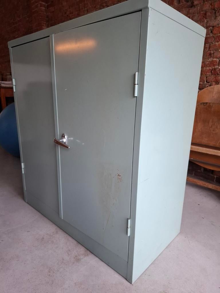 Metalen kast met leggers, Ophalen