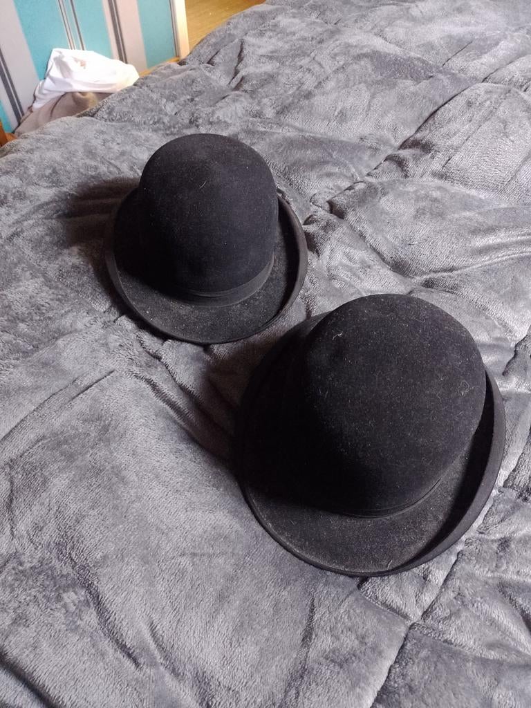 Twee Engelse bolhoeden, Ophalen