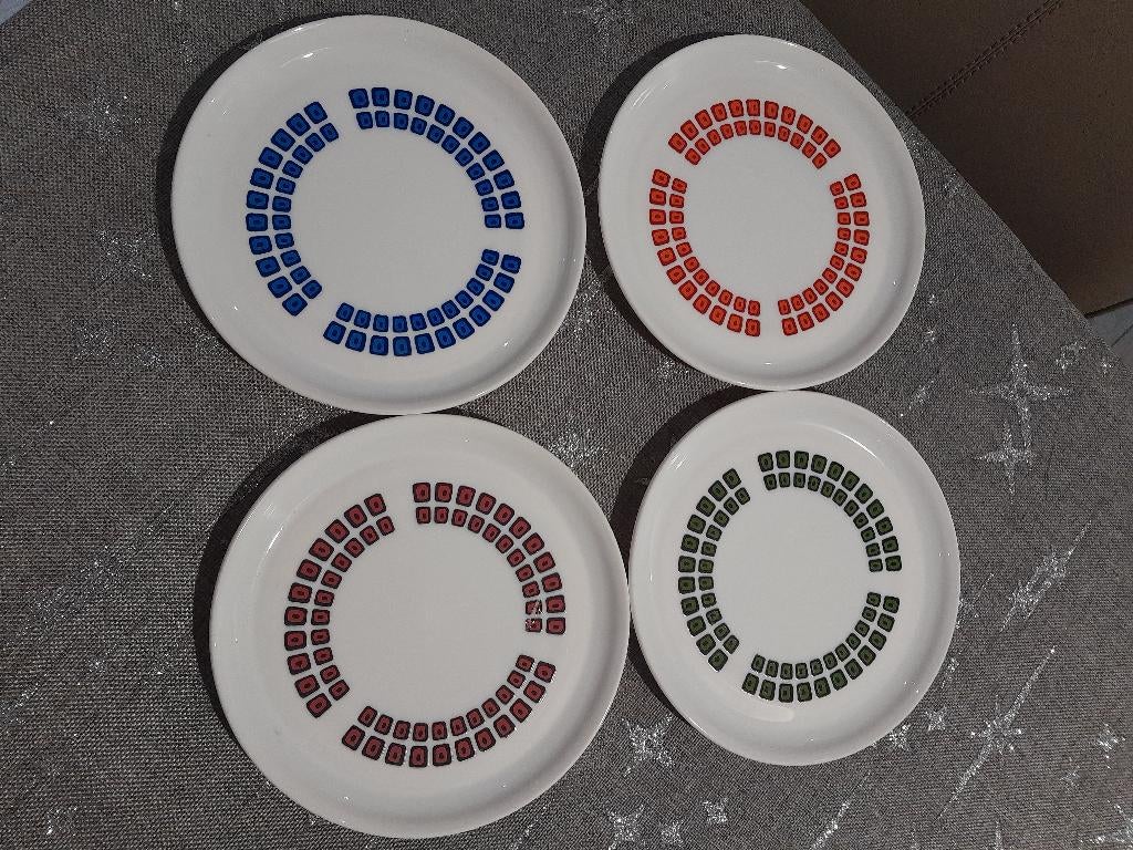 Arcopal Square 4 Assiettes dessert BE, Antiquités & Art, Enlèvement ou Envoi