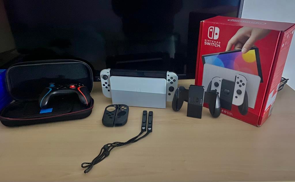 Interrupteur OLED, Consoles de jeu & Jeux vidéo, Enlèvement, Comme neuf, Avec 2 manettes, Switch OLED