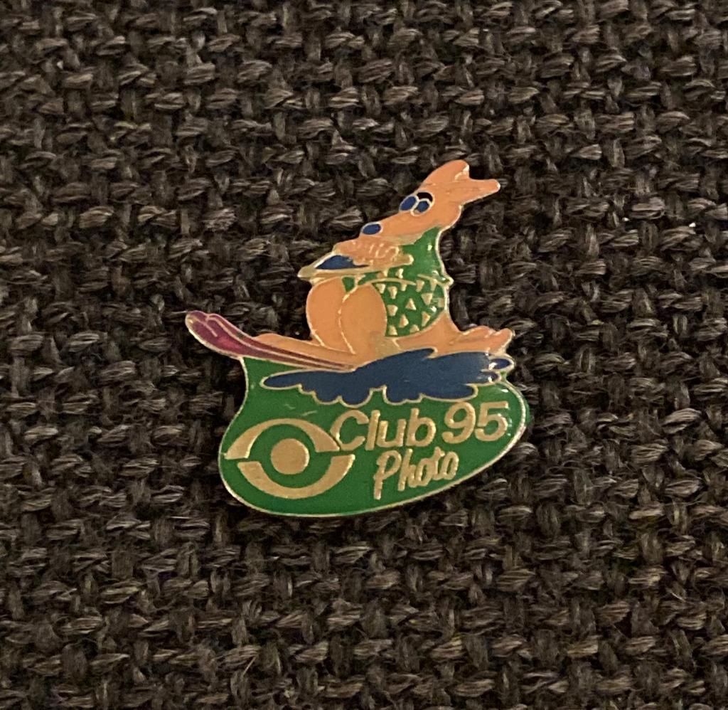 PIN - CLUB 95 PHOTO - KANGOEROE - WATERSKI, Verzenden, Gebruikt, Overige onderwerpen, Speldje of Pin