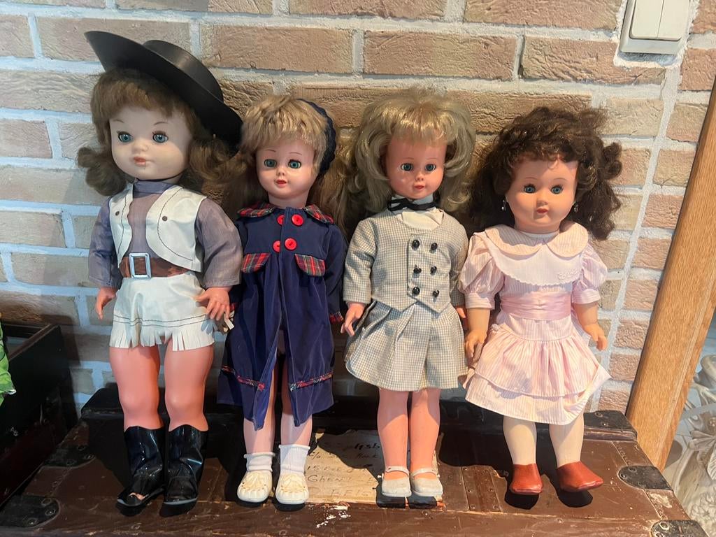 Set van 4 Vintage Poppen (3 UNICA – Made in Belgium), Ophalen of Verzenden, Pop