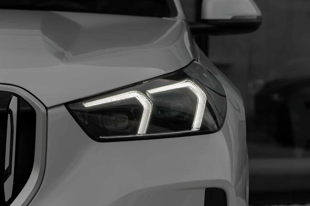 BMW X1 sDrive 20i Mpack PanoRoof Adaptive Headlights, Auto's, Electronic Stability Program (ESP), Gebruikt, Wit, Bedrijf