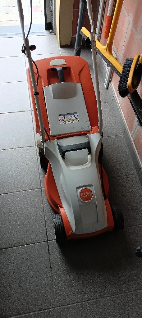 Tondeuse à gazon électrique Stihl, Jardin & Terrasse, Tondeuses à gazon, Stihl, Démarrage électrique, Enlèvement, Utilisé