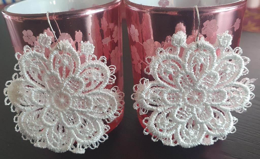 Kanten oorbellen ( 5,4 cm x 5,4 cm), Bijoux, Sacs & Beauté, Boucles d'oreilles, Enlèvement ou Envoi, Neuf, Blanc, Autres matériaux