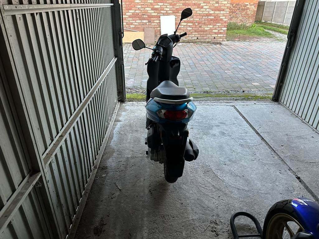 Kisbee klasse B scooter NIEUWSTAAT, Fietsen en Brommers, Ophalen, Benzine, 50 cc, Klasse B (45 km/u)