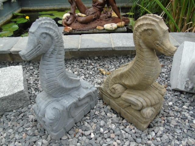 blauw stenen beeld van een zeepaardje., Tuin en Terras, Ophalen of Verzenden, Nieuw