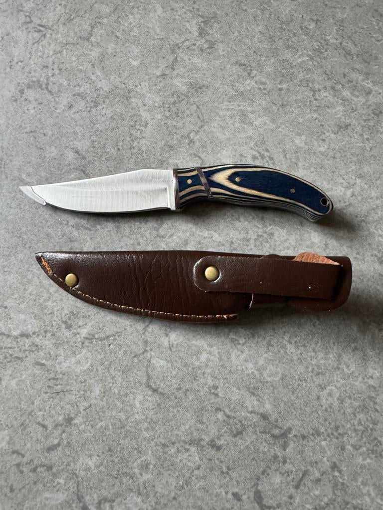 Nieuw zakmes in lederen hoes, Caravans en Kamperen, Kampeergereedschap, Ophalen of Verzenden, Zo goed als nieuw