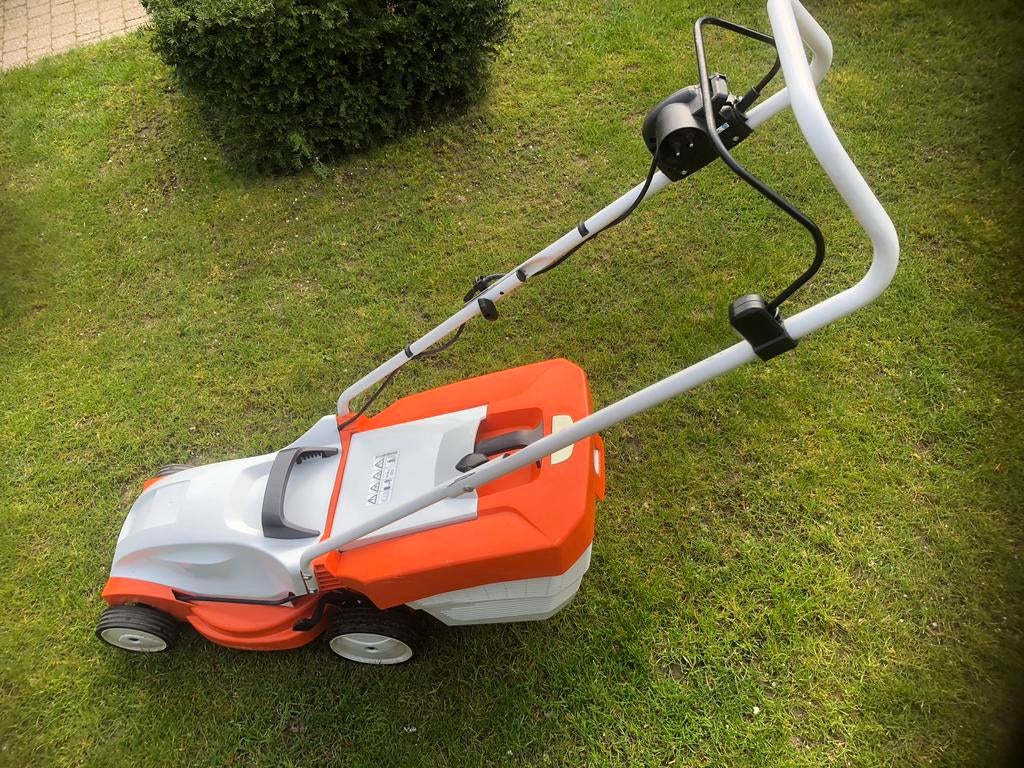 Grasmachine Stihl, Tuin en Terras, Grasmaaiers, Zo goed als nieuw, Elektrische grasmaaier, 30 t/m 39 cm, Cirkelmaaier, Opvangbak