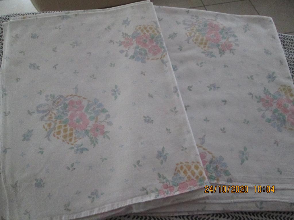 Nappes (2) blanches en tissu avec paniers de fleurs., Maison & Meubles, Nappes, Enlèvement, Comme neuf, Rectangle, Intérieur