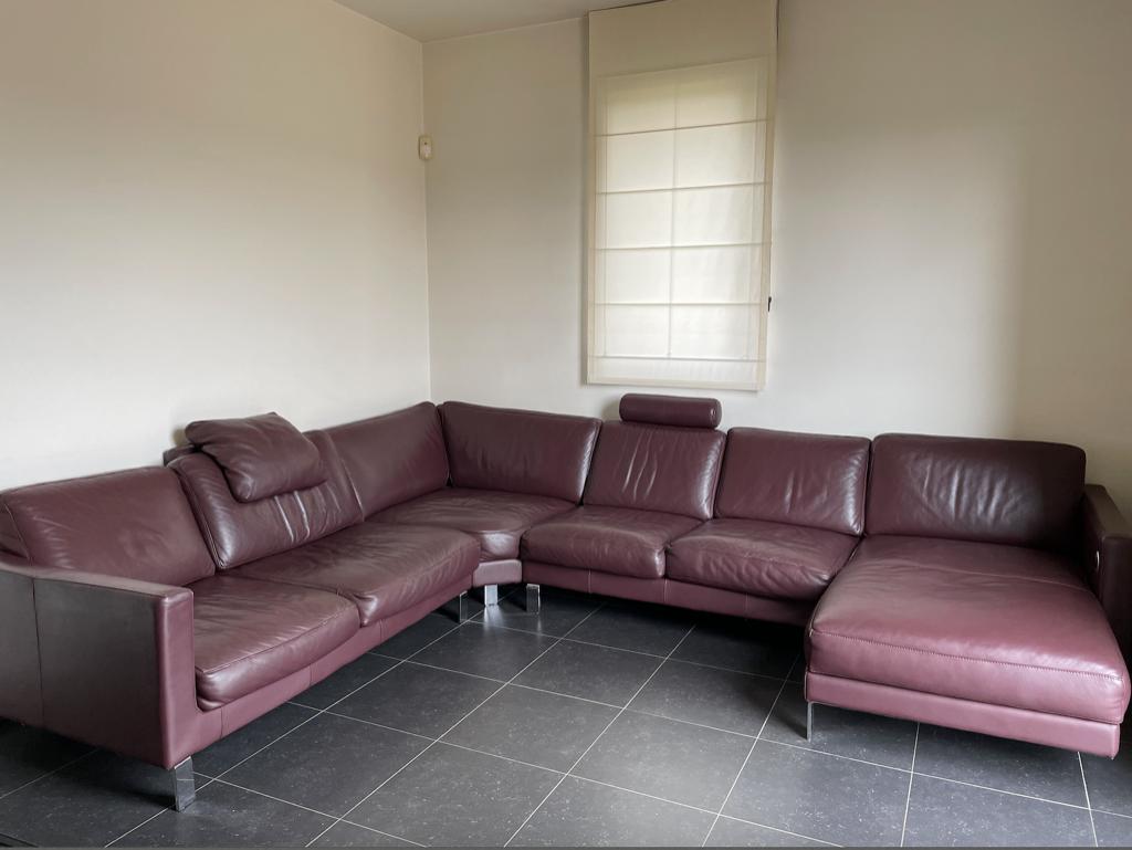 L-vormige hoekbank in aubergineleer, Huis en Inrichting, Zetels | Zetels, Gebruikt, Hoekbank, Vierpersoons of meer, 300 cm of meer