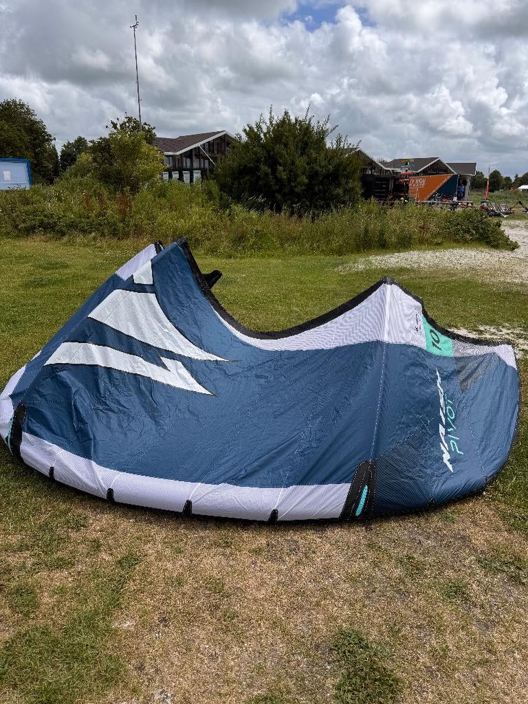 2025 Naish Kites & Barren – Als Nieuw!, Enlèvement ou Envoi, 9 m², Pas de planche, Ensemble de kite