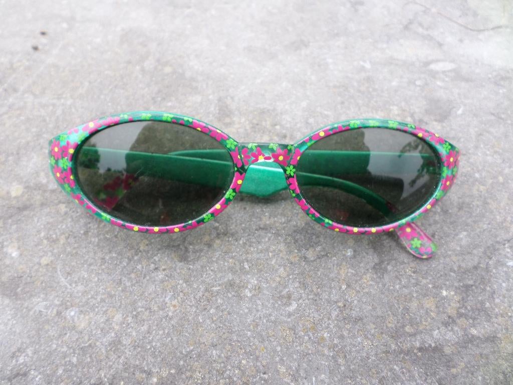 Lunettes de soleil enfant vert fleurs rose pliable ovale, Enlèvement ou Envoi, Utilisé, Vert, Lunettes de soleil