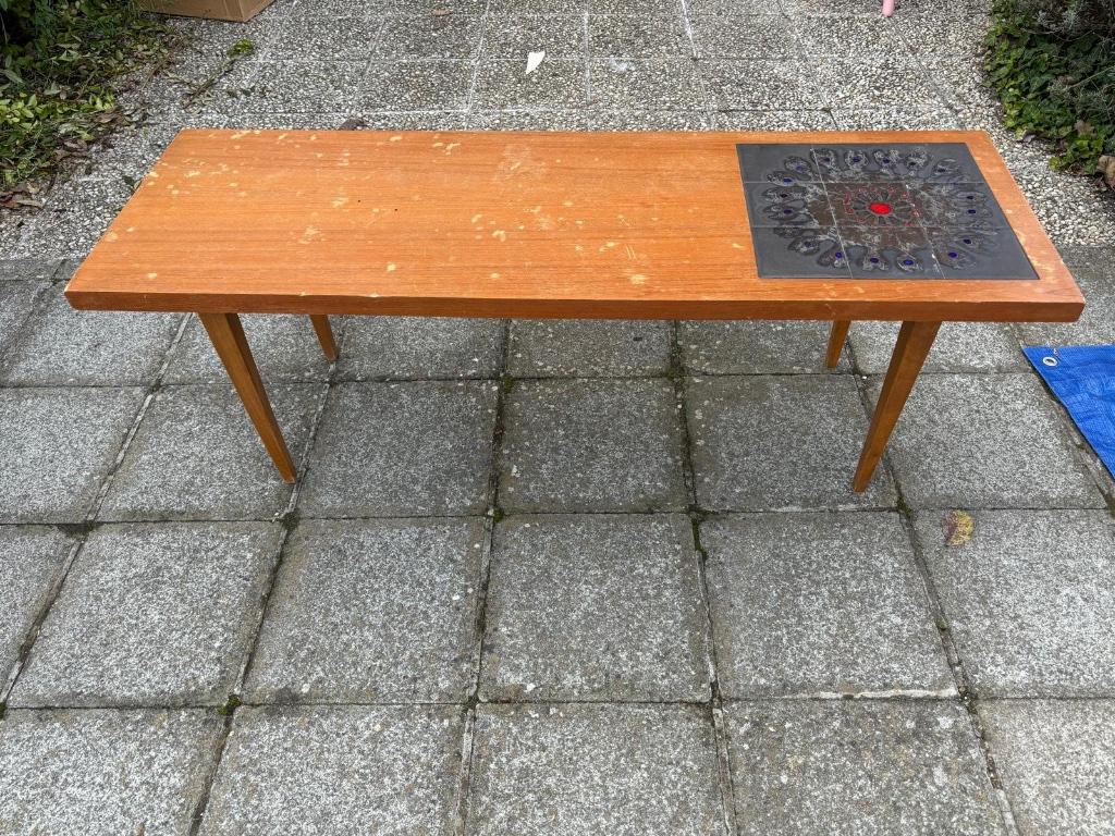 Table vintage basse en bois avec motif en céramique, Antiquités & Art, Enlèvement