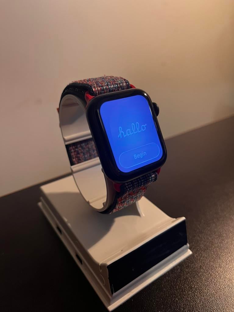 Apple Watch SE met Nike bandje, Handtassen en Accessoires, Smartwatches, Ophalen of Verzenden, Zo goed als nieuw