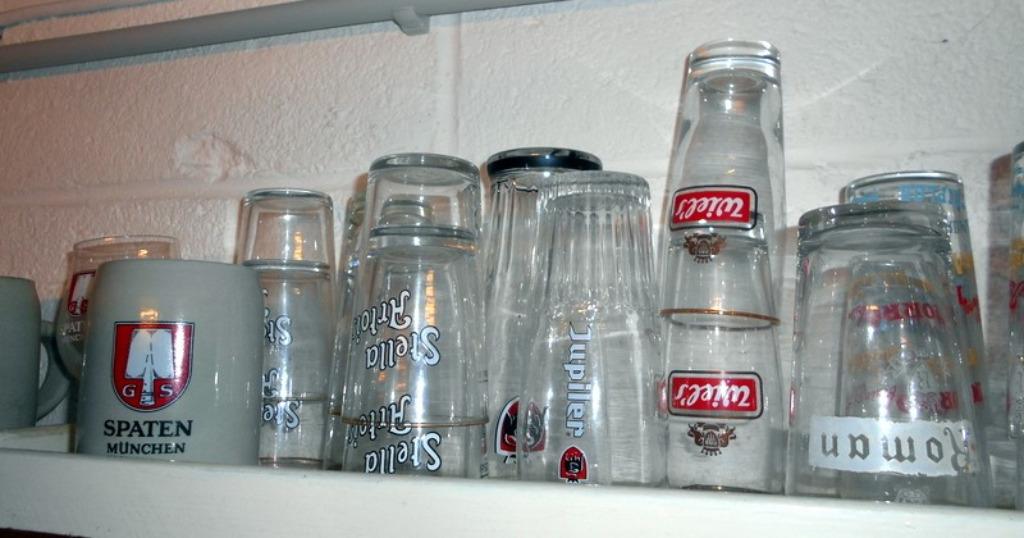 Te koop 80 bierglazen, Verzamelen, Ophalen