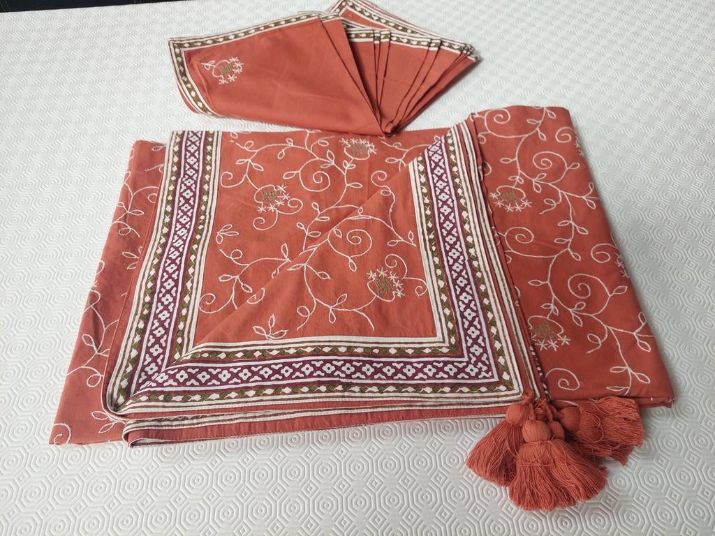 Handgeborduurd tafelkleed in 100 % katoen, Huis en Inrichting, Tafelkleden, Ophalen